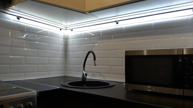 Все о светодиодной подсветке для кухни под шкафчиками