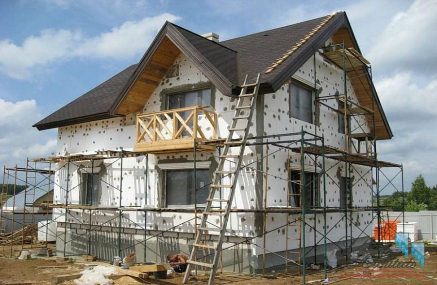 Дом из кирпича и газобетона - какой материал лучше выбрать