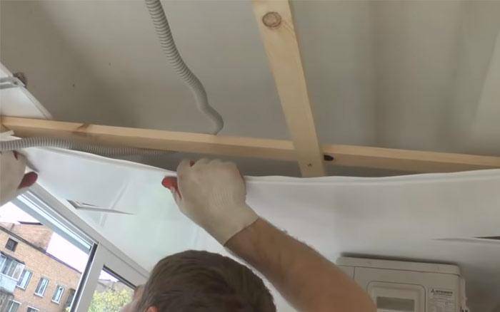 Как закрепить и обшить пвх панелями потолок на балконе своими руками