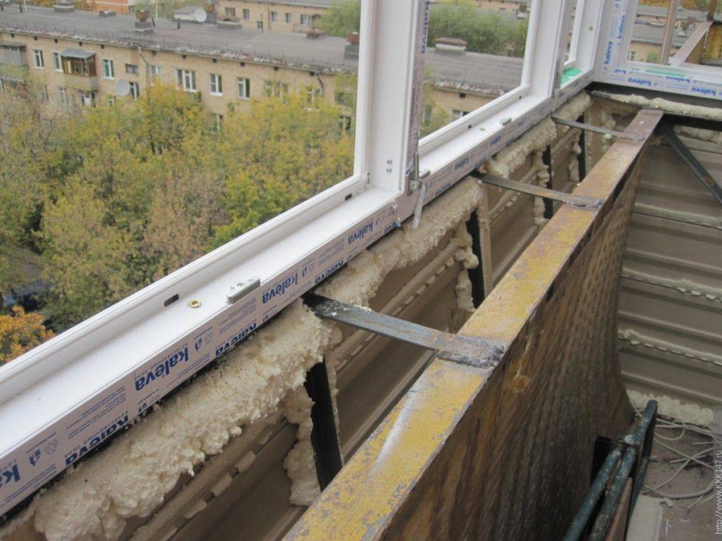 Как правильно установить подоконник на балконе