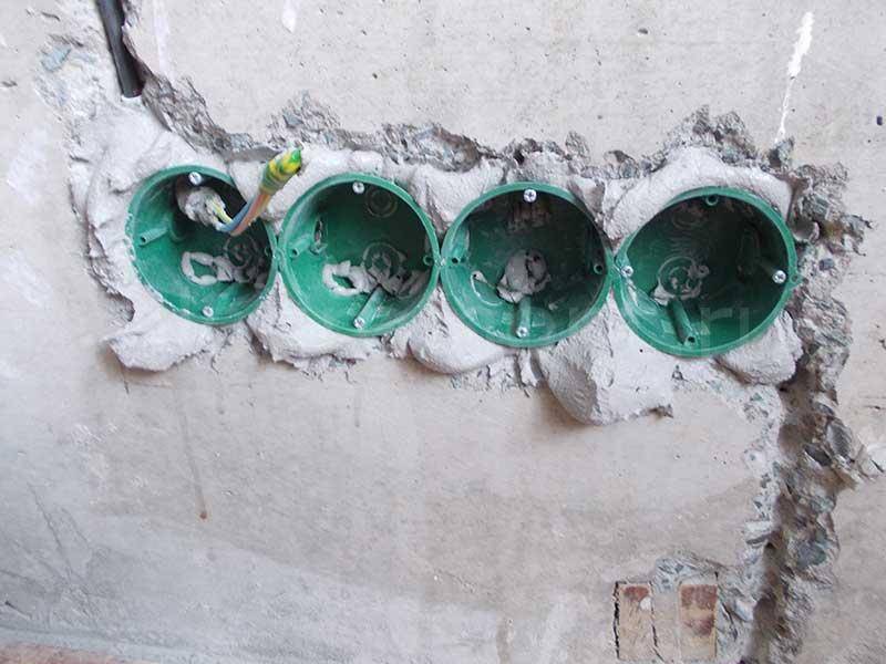 Чем закрепить подрозетник в бетонной стене?