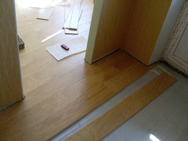Укладка ламината: как правильно настилать панели — вдоль комнаты или поперек? пошаговая инструкция по укладке ламината