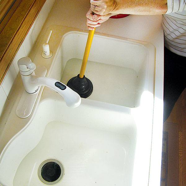 Как прочистить засор в раковине, если она засорилась? | водовед