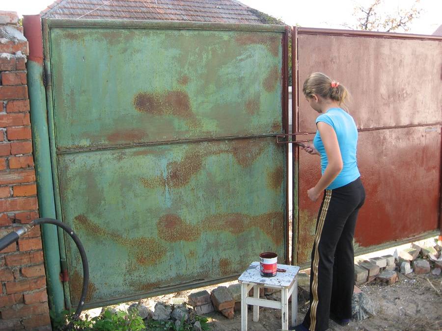 Как покрасить металлический забор — какую краску использовать
