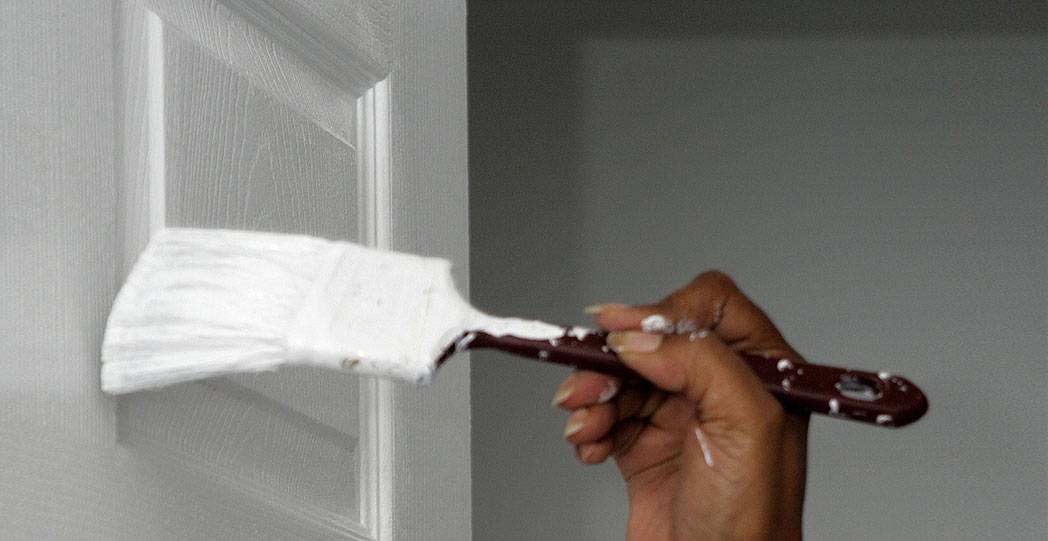 Как покрасить шпонированную дверь