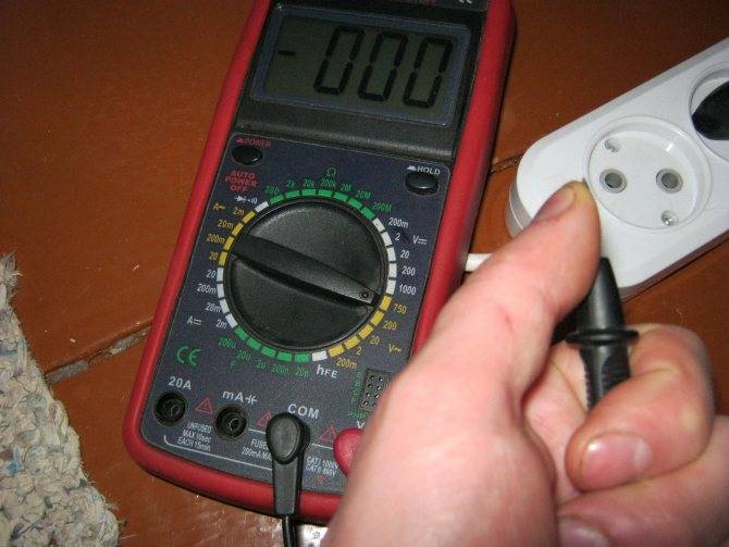 Как проверить напряжение в розетке мультиметром (видео)