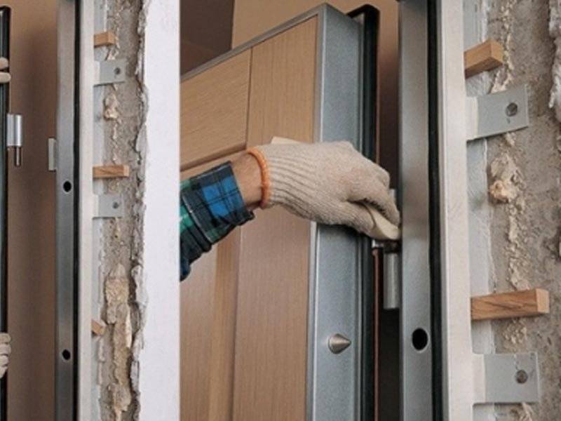Технология установки металлической входной двери: как правильно провести работы своими руками