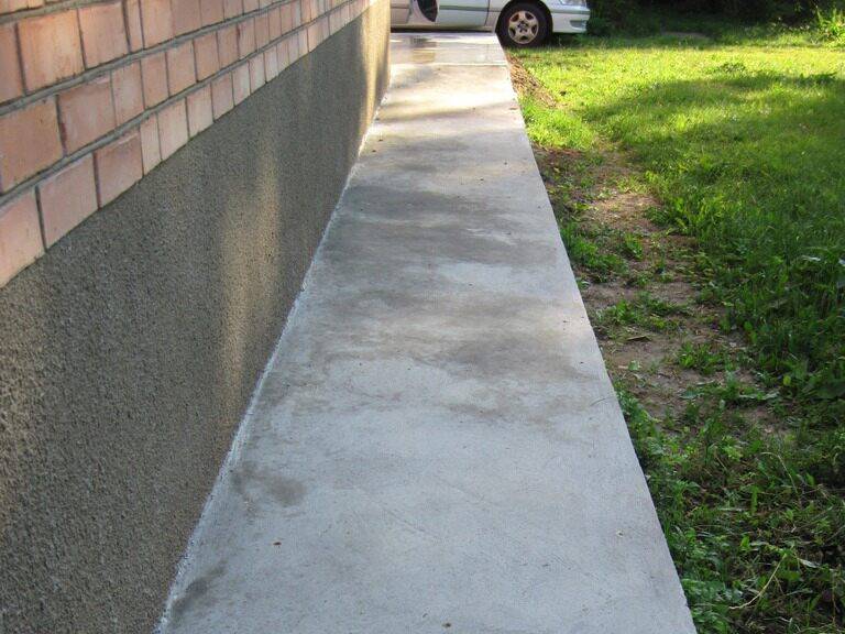 Чем заделать трещины в бетоне на улице в отмостке. откуда они вообще берутся и что с ними делать