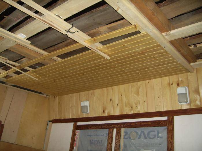 Потолок в загородном доме: выбор материалов и конструкции