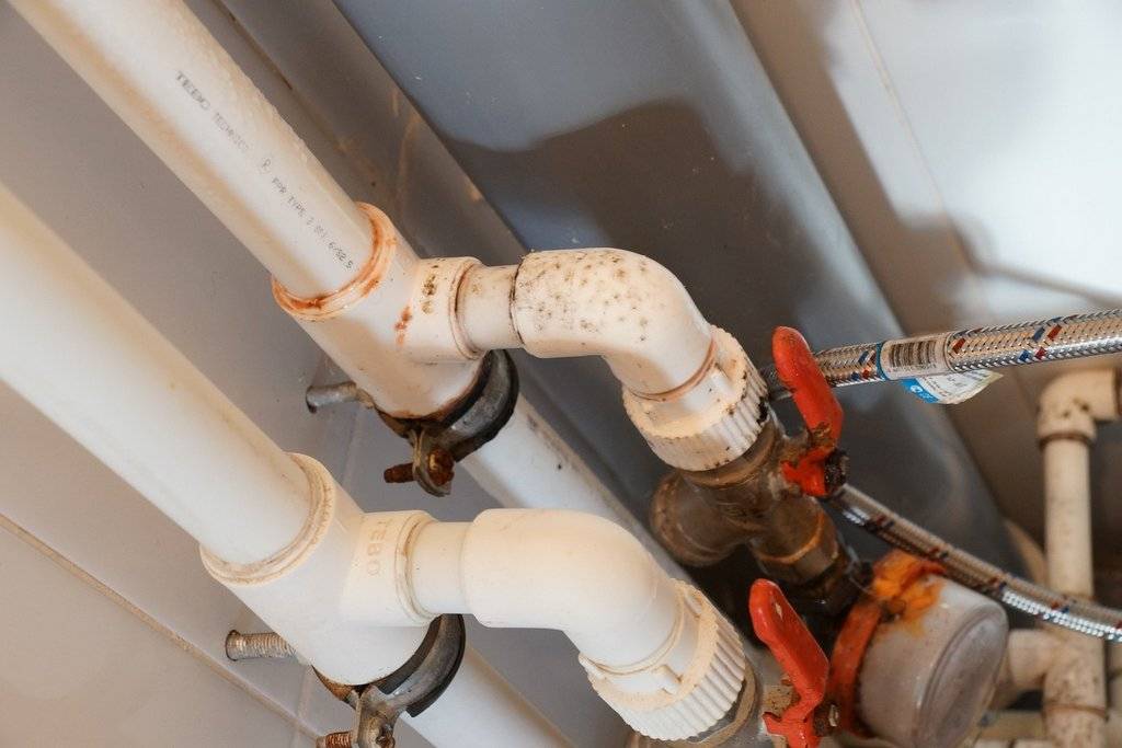 Почему гудят водопроводные трубы в квартире, частном доме — причины шума