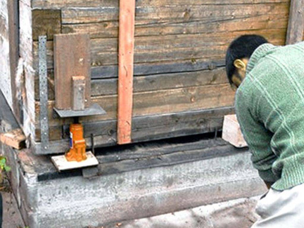 Поднятие деревянного дома - ремонт и стройка