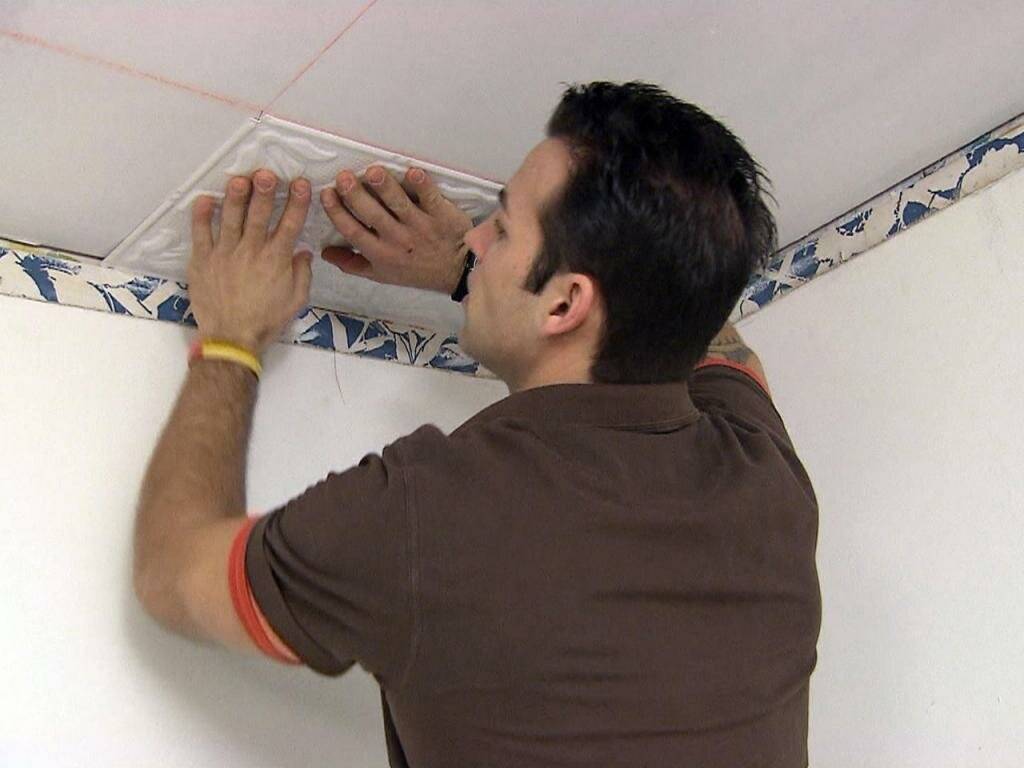 Как клеить плитку на потолок, поклейка потолочной плитки своими руками – инструкция.
