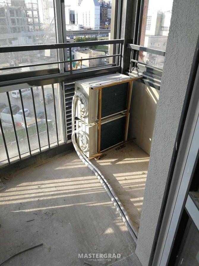 Установка наружного блока кондиционера на застекленном балконе