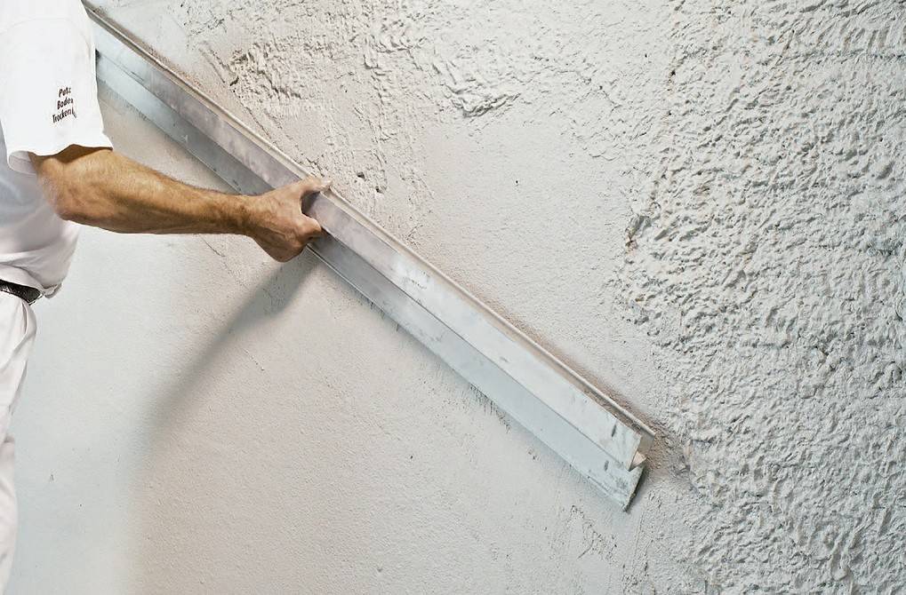 Как штукатурить потолок по классической технологии своими руками