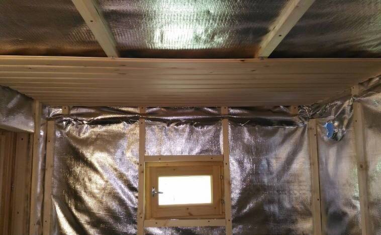Утепление потолка в бане: выбор материала и особенности монтажа