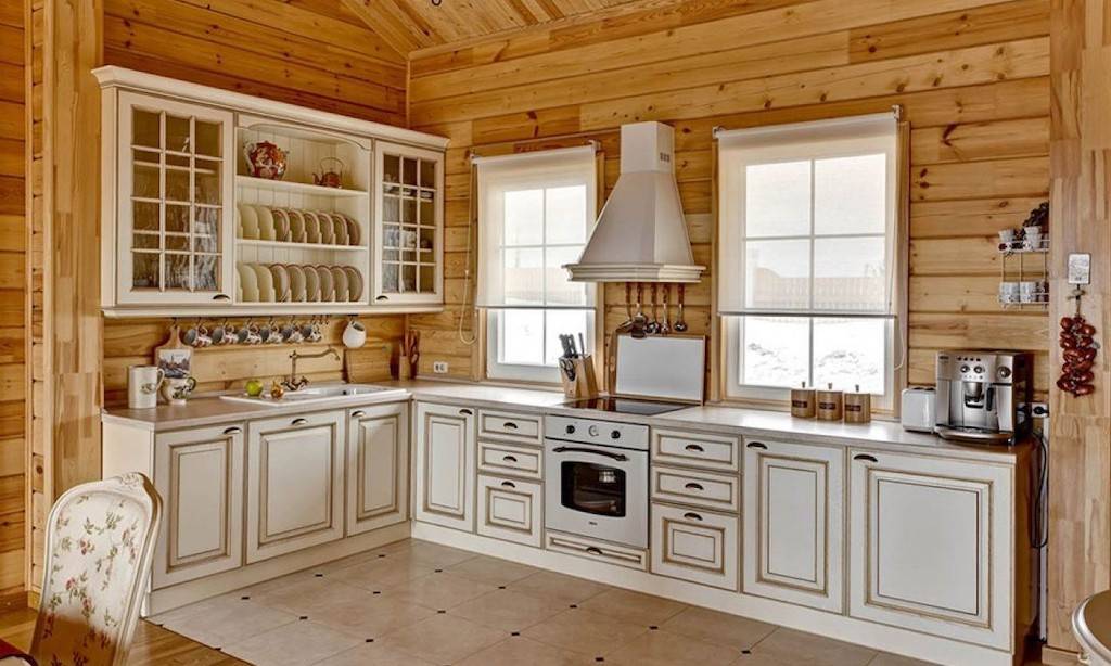 Особенности отделки интерьера кухни деревянного дома