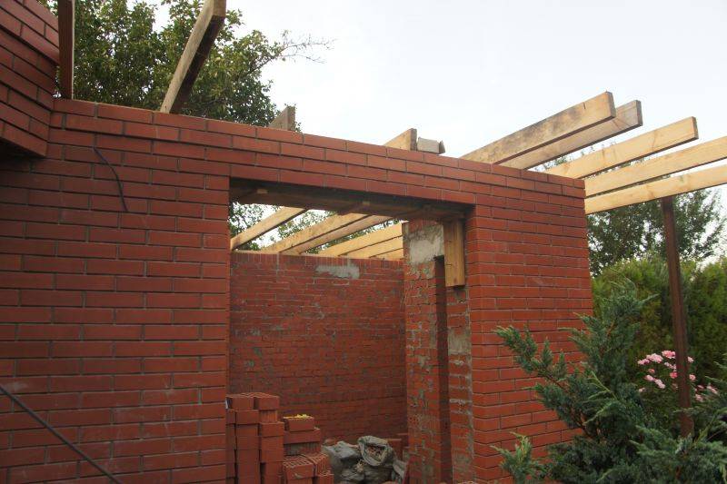 Односкатная крыша для пристройки к дому: конструкция пристроенной кровли, проектирование и расчеты, инструкция по строительству, как крепить к стене, фото