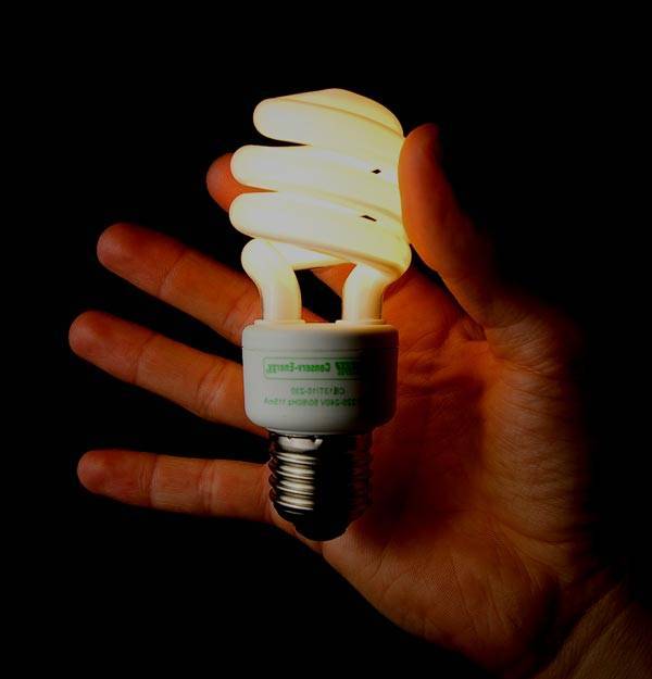 Почему при выключенном свете мигает энергосберегающая лампочка