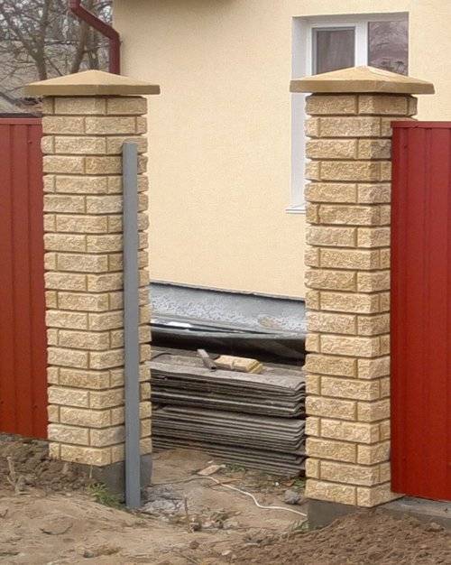 Как облицевать забор и цоколь: кладка и отделка камнем или фасадным кирпичом