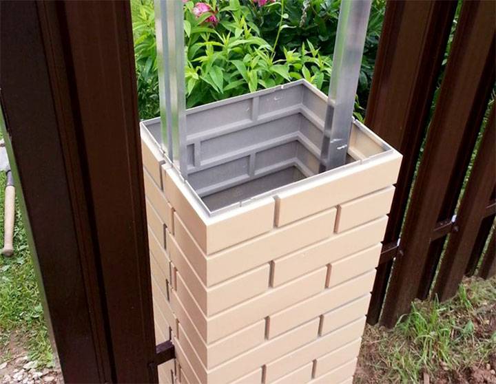 Декоративные бетонные столбы для забора: виды блоков из камня