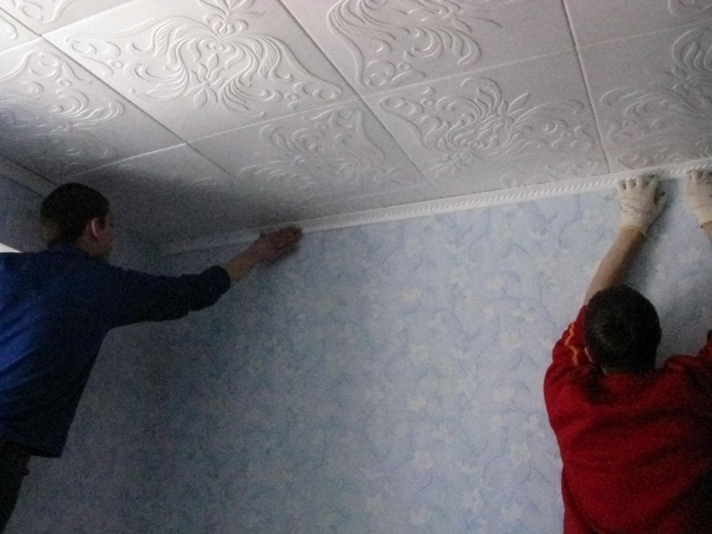 Покраска потолка из пенопластовой плитки