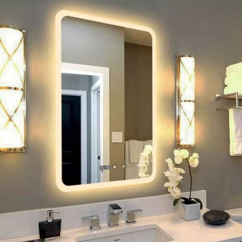 Светильник над зеркалом в ванной комнате