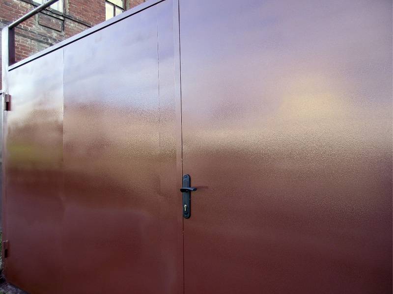 Краска для ворот железных. Гаражные ворота молотковой краской. Молотковая краска ворота гаража. Краска для металлических ворот.