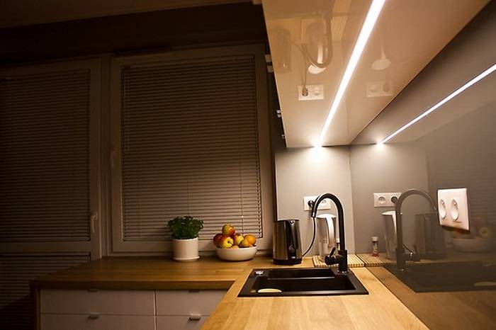 Как сделать подсветку рабочей зоны на кухне светодиодной лентой.