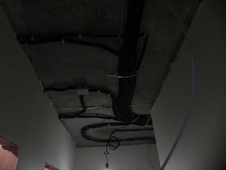 Электрика по потолку: прокладка кабеля, проводка в квартире под натяжным потолком, разводка света в гофре, крепление проводов, чем и как крепить электропроводку к потолку