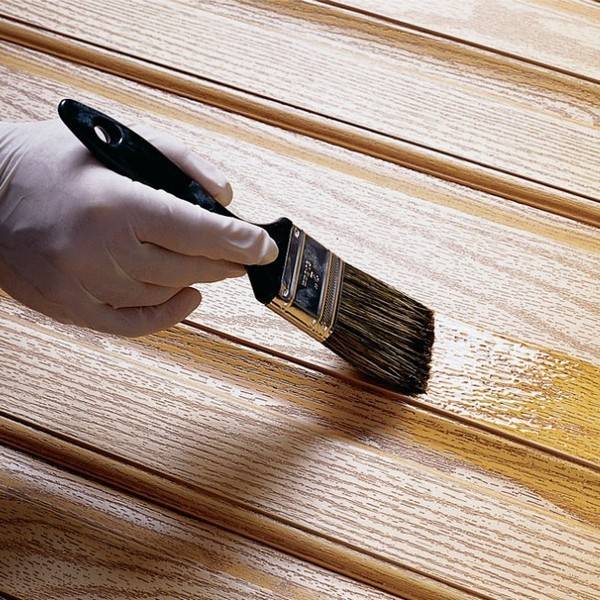 Как и чем покрасить деревянную лестницу?