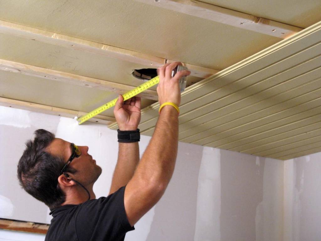 Как обшить потолок пластиком - инструкция для самостоятельного выполнения