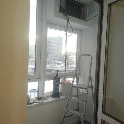 Установка кондиционера на балконе с остеклением: можно ли, пошаговая инструкция, монтаж