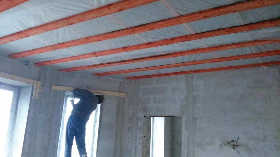 Как сделать черновой потолок своими руками, процесс подготовки к ремонту в новостройке и панельных зданиях, инструкция