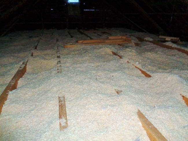 Утепление стен опилками: плюсы и минусы опила (с глиной, известью, соломой, золой, цементом), теплоизоляция каркасных стен с потолком