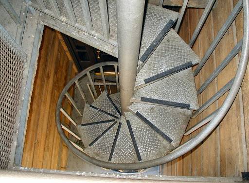 Деревянная лестница в подвал: выбираем и делаем