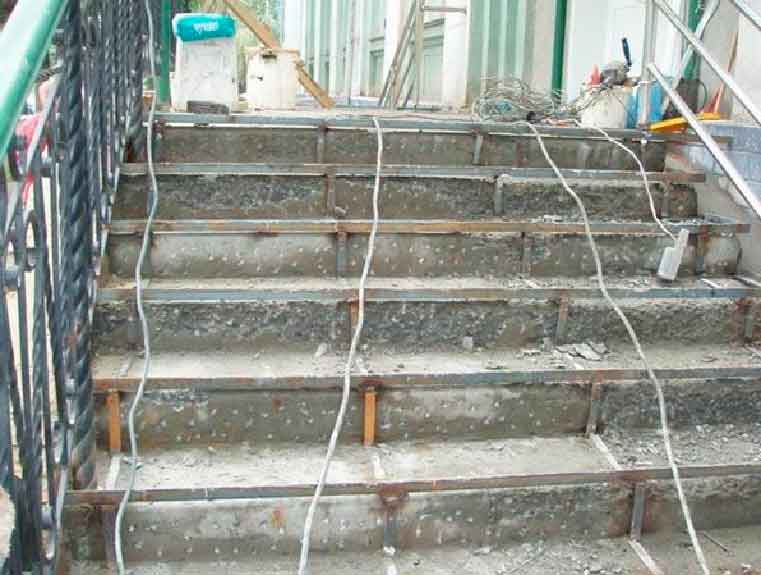 Особенности обшивки лестницы из бетона деревом