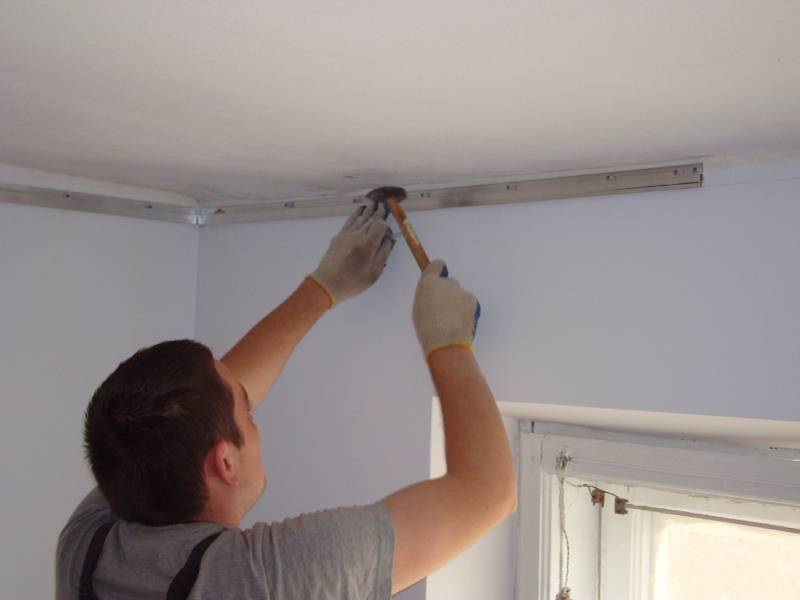 Основы ремонта: как оказать «неотложную помощь» натяжному потолку