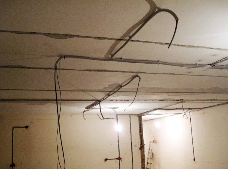 Монтаж проводки по потолку для разных перекрытий – схемы и порядок крепления