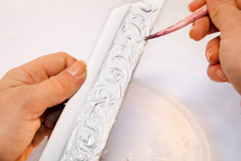 Чем красить потолочный плинтус из пенопласта – выбор краски, советы по покраске