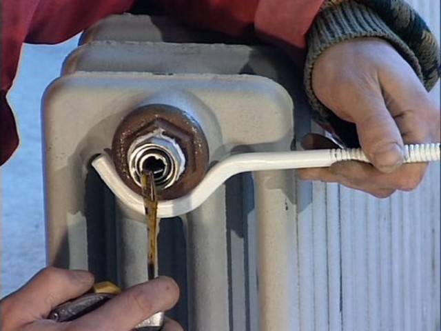 Как снять радиатор: способы как разобрать, материалы, монтаж, опрессовка
