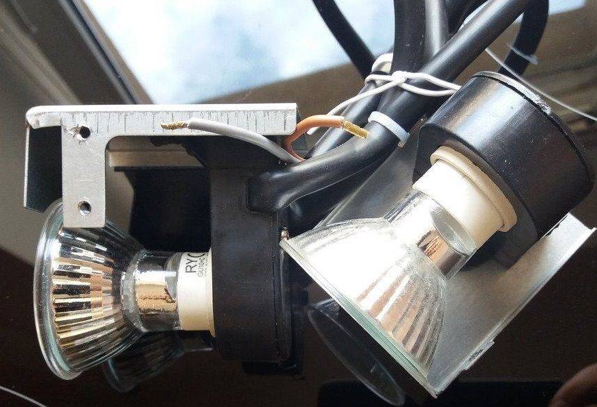 Как поменять лампочку точечного светильника в потолке