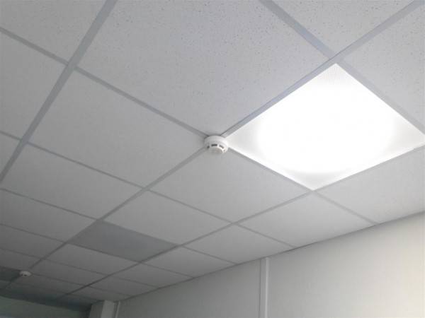 Светильники для потолка армстронг — особенности и внешние характеристики