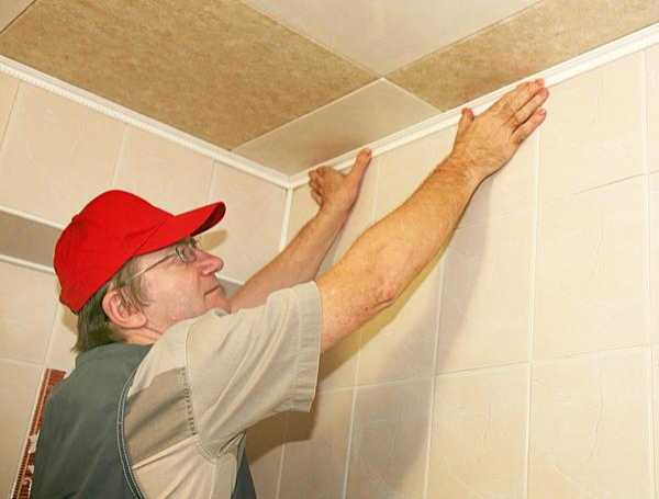 Как правильно клеить потолочную плитку своими руками?