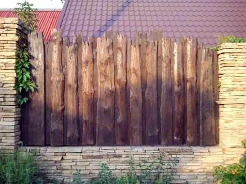 Как сделать деревянный забор на даче своими руками