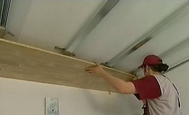 Ламинат на потолок – особенности и правила монтажа