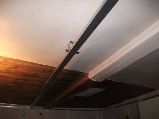 Укладка ламината на потолок: как крепить + фото в интерьере