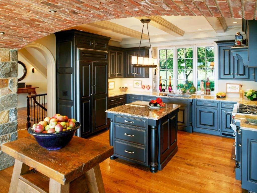 Как лучше выполнить отделку кухни в современном деревянном доме