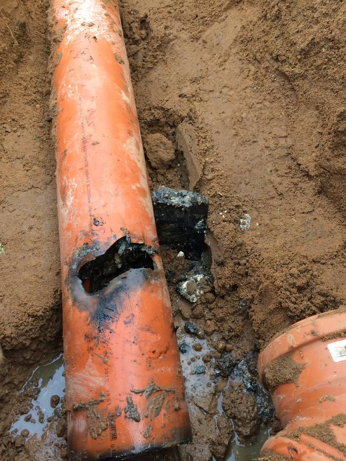 На какую глубину закапывать водопроводную трубу в частном доме