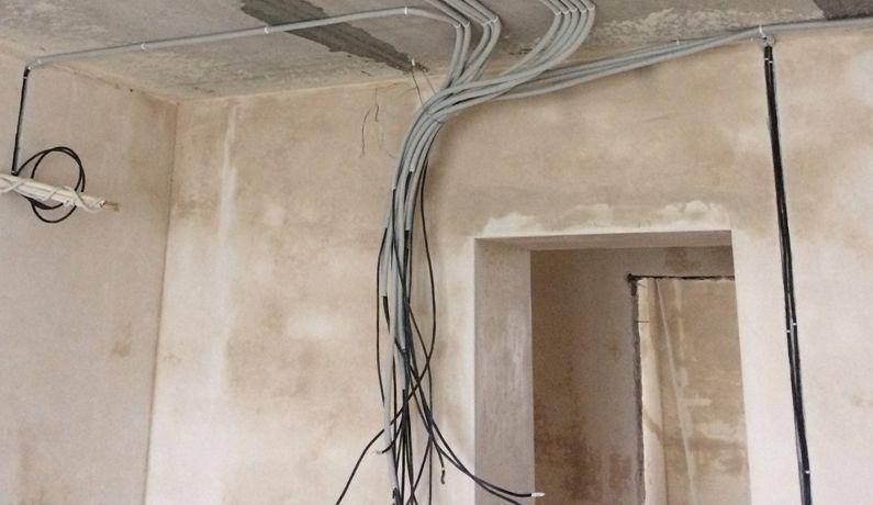 Как правильно проложить электропроводку по потолку своими руками