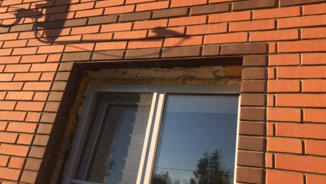 Обрамление окон на фасаде дома облицовочным кирпичом - фото процесса обкладки оконного проема и видов кладки